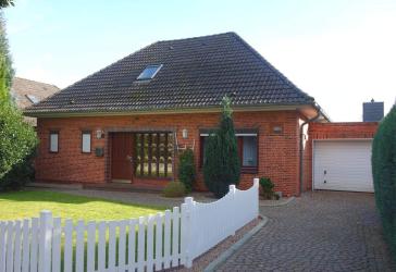 Gepflegter Winkelwalmdachbungalow mit Garage in ruhiger Stadtrandlage in Brunsbüttel