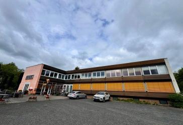 Renditeobjekt in Ahnatal - Weimar mit 4 Gewerbeeinheiten und zahlreichen Stellplätzen zu verkaufen
