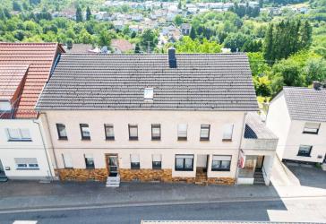 Mehrfamilienhaus mit 2 Garagen und Hoffläche