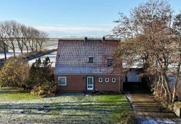 Einfamilienhaus mit Blick über die offene Feldlandschaft