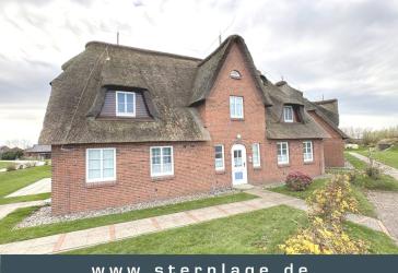 Nordstrand: Wohnung im Reihenhaus-Charakter unter Reet direkt hinter dem Deich