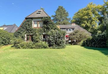Aufstockung denkbar: Herrliches Grundstück mit großem Haus in bester Villenlage von Blankenese