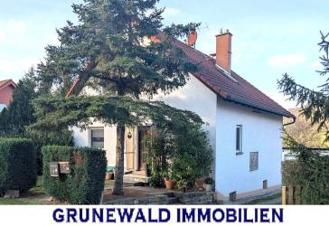 Ruhiges Einfamilienhaus mit Einliegerwohnung, Gartenidylle und Doppelgarage. Ideal für Familie & Mehrgenerationenwohnen.