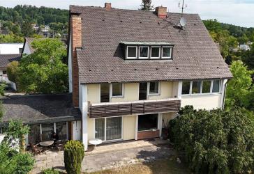 Teilweise modernisiertes Zweifamilienhaus in renommierter Lage !