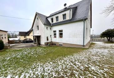 Attraktives Renditeobjekt: Ansprechender Bungalow + Zweifamilienhaus in Ellefeld
