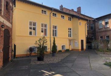 3-Raum Wohnung im Hochparterre mit eigener Terrasse auf dem Hof