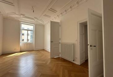 Frisch sanierte Altbauwohnung mit ca. 146 m² 5 großzügige Zimmer, elegante große Diele, 2 neue Tageslicht-Bäder, Balkon