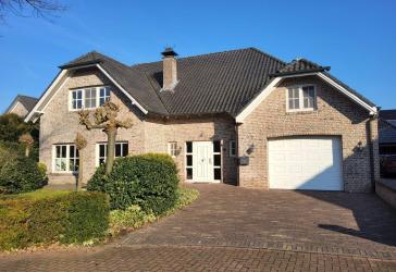 Großzügig geschnittenes Einfamilienhaus mit geräumiger Garage in kinderfreundlicher Umgebung