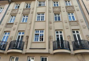 Charmante 4-Zimmer-Oase mit privater Terrasse im denkmalgeschützten Gebäude in der Innenstadt West