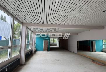 Halle mit Rolltor, Tageslicht und Parkplätzen