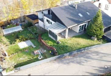 Traum vom großzügigem Wohnen mit Garten: Mehrfamilienhaus mit 4 Garagen, 3 Bädern, Werkstatt+ Sauna
