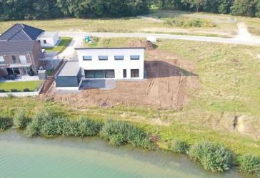 Ebenerdiger hochwertiger Pultdach-Bungalow in einzigartiger Lage mit direktem Seeblick!