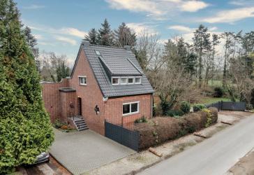 Freistehendes Haus mit Einliegerwohnung im Anbau und großem Grundstück in Krefeld-Fischeln!