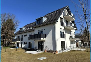 Großzügige 3-Zimmer-Dachgeschosswohnung mit Charme und Komfort evtl. mit Gartenanteil u. TG-Platz !!