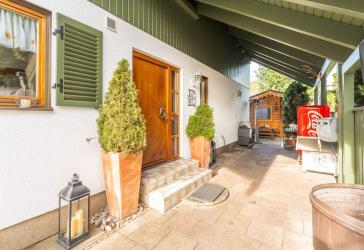Zweifamilienhaus mit Wintergarten, Balkon & Außen-Spa in Allach