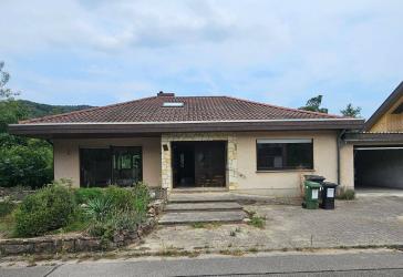 ~~ BUNGALOW MIT ZWEI GARAGEN UND GARTEN IN KLINGENMÜNSTER ~~