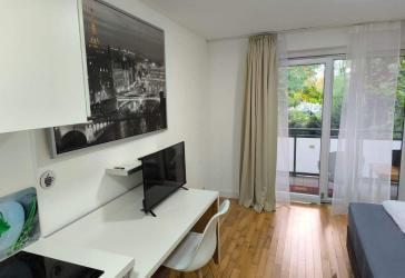40 Euro per day, no deposit. service apartment in rödelheim
