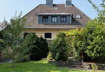 BONN OBERKASSEL freist. Einfam. Haus mit ca. 200 m² Wfl., 841 m² GrSt. Keller, Garage, Baugrundstück