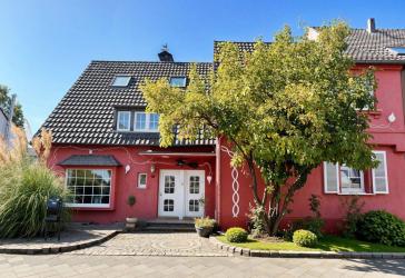 Zweifamilienhaus mit imposantem Grundstück in Düsseldorf-Unterrath