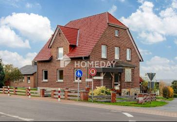 Charmantes Zweifamilienhaus mit Garten, Garagen in Obernkirchen