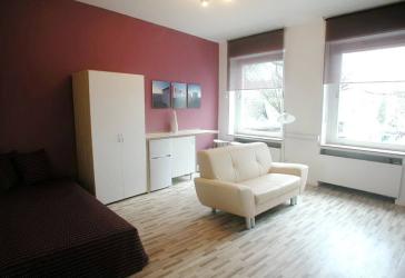 FLATmix.de / Helles, komplett möbliertes Zimmer in PB-Mitte