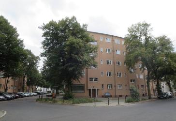Wohnen am Wasser: Charmante Altbauwohnung im Spreeviertel mit Loggia & Wertsteigerungsperspektive