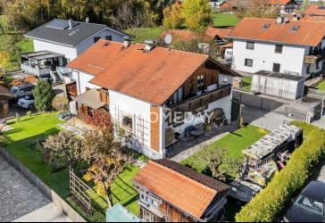 Ein Ort zum Ankommen: Zeitlos schönes Zweifamilienhaus mit liebevoll angelegtem Garten