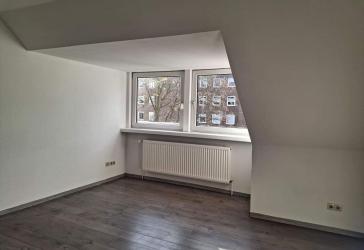 Helle gemütliche Dachgeschoßwohnung mit Einbauküche in zentraler Lage in Geestemünde