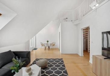 Helle 2,5-Zimmer-Galeriewohnung, möbliert, Südbalkon (Vermietung auf Zeit, all inclusive)
