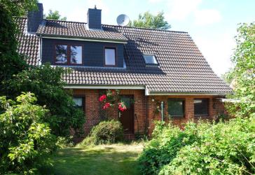 TOP-Lage: Renovierungsbedürftiges Einfamilienhaus mit Garage auf großem Grundstück in Meldorf