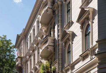 Komfortabel Wohnen im Berliner Baudenkmal: Topsanierte Altbauwohnung mit Balkon