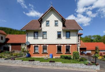 Wohnhaus mit vielseitig nutzbarem Nebengebäude in Brunnhartshausen