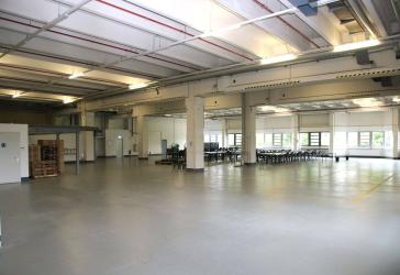 Vertriebs- und Logistikfläche mit Büroflächen