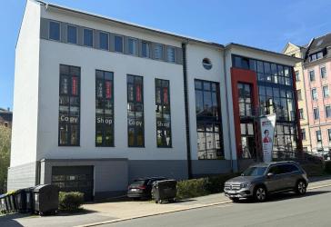 Moderne Gewerbeimmobilie mit hellen Verkaufs-/Büroflächen in Top-Lage - Betriebswohnung inklusive!
