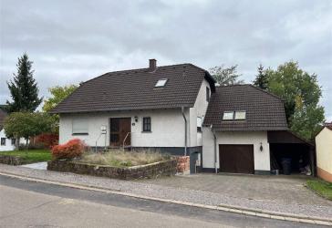 VERKAUFT !! VERKAUFT !! Einfamilienhaus mit Einliegerwohnung und schönem Grundstück