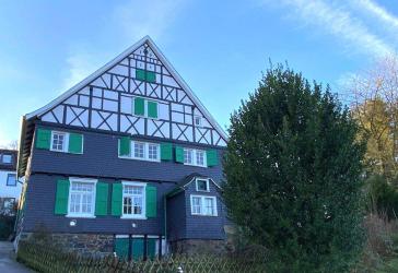 Echt Bergisch: Teilsaniertes Fachwerkhaus mit Fernblick