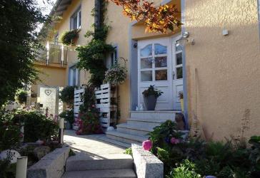 Einfamilienhaus und Zweifamilienhaus mit Nebengebäuden komplett zu verkaufen!
