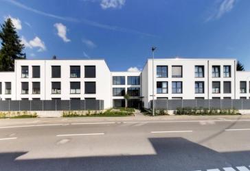 Sehr großzügige, neuwertige 2-Zimmer-Wohnung mit gemeinsamer Nutzung der sonnigen Dachterasse