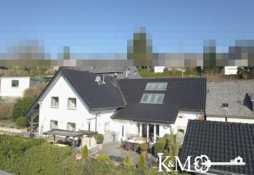 Zwei Häuser, eine Gelegenheit - Großzügiges Anwesen mit viel Fläche in Langscheid