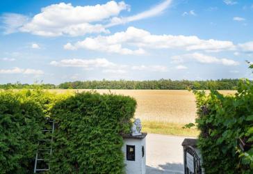 MÜNCHNER IG: Charmantes Zweifamilienhaus mit Blick ins Grüne - Ideal für Familien oder Investment!