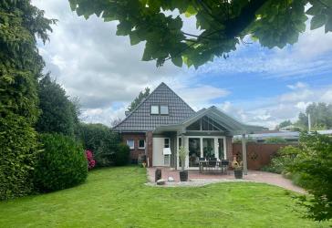 STILVOLLES ZUHAUSE MIT PHOTOVOLTAIK UND PARKGARTEN