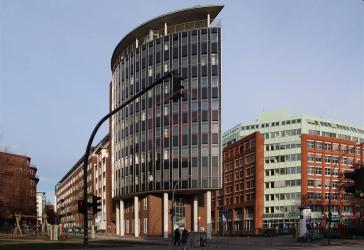 Büroflächen mit Terrasse und Blick auf die Hamburger Hafencity am Baumwall