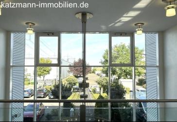 Exklusives Büro-/Verwaltungs-/Schulungsgebäude mit Staffelgeschoss u. großem Grundstück (3.001 m²) zu verkaufen