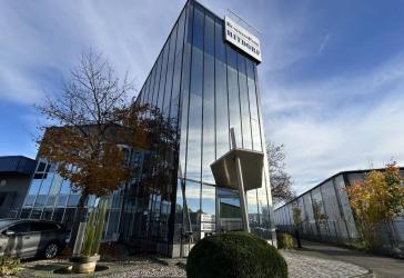 Möbiliert, klimatisiert, modern! Ein besonderer Platz zum arbeiten!