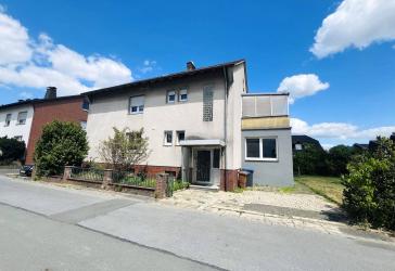 Zweifamilienhaus mit Ausbaupotenzial und optionalem Baugrundstück in ruhiger Lage