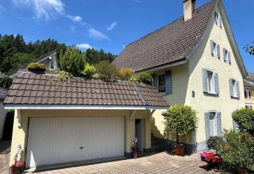 Eine großartige, parkähnliche Liegenschaft mit charmantem Zweifamilienwohnhaus und Doppelgarage !
