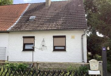 Kleine DHH, sanierungsbedürftig mit großem Grundstück