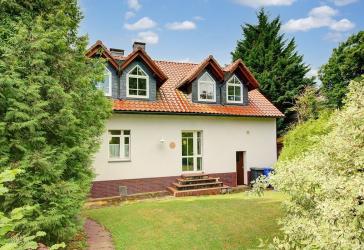 Schönes Landhaus mit herrlichem Gartengrundstück, einem Garagennebengebäude mitten im Grünen