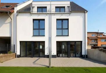 Neuwertiges Doppelhaus mit Garten, Terrasse & Loggia im Herzen von Mainz-Ebersheim