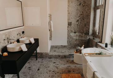 LUXURIÖS SANIERTE ALTBAUETAGE MIT BALKON IM INNEREN ÖSTLICHEN RING